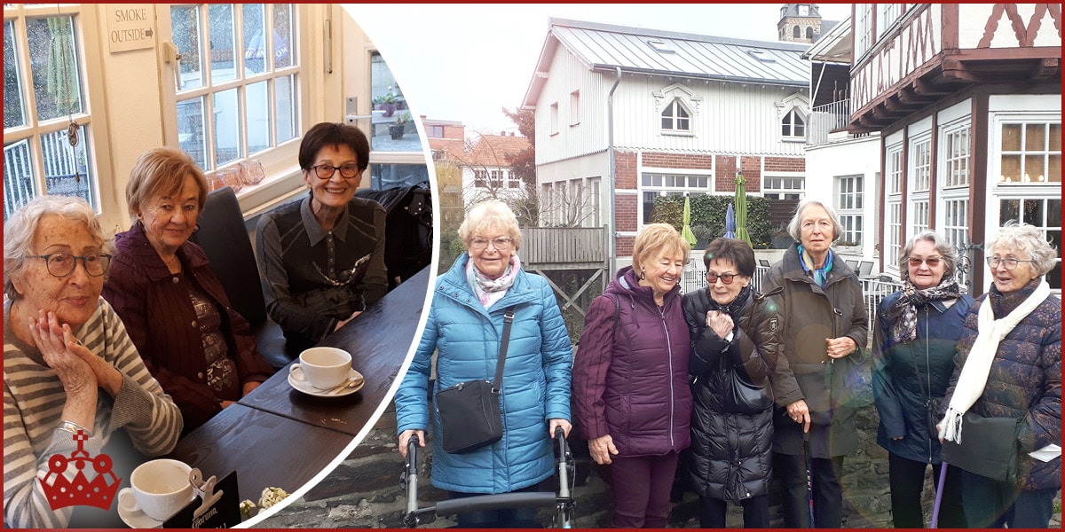 Eine Gruppe von Bewohnerinnen aus der Kaiser-Otto-Residenz, die einen Ausflug nach Essen Kettwig unternehmen und in einem Café einkehren.