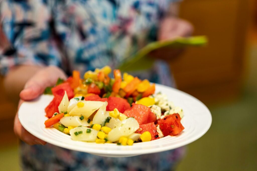 In Großaufnahme ein bunter und appetitlicher Salatteller aus dem Residenzrestaurant.