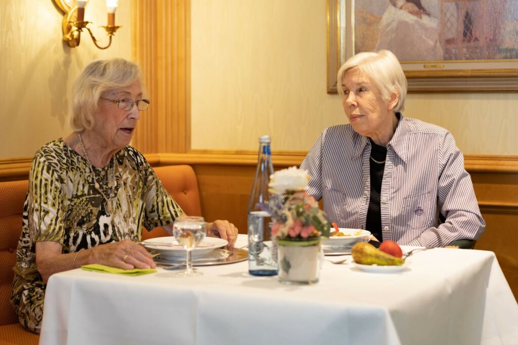 Zwei Damen beim Mittagessen im Restaurant der Kaiser-Otto-Residenz.
