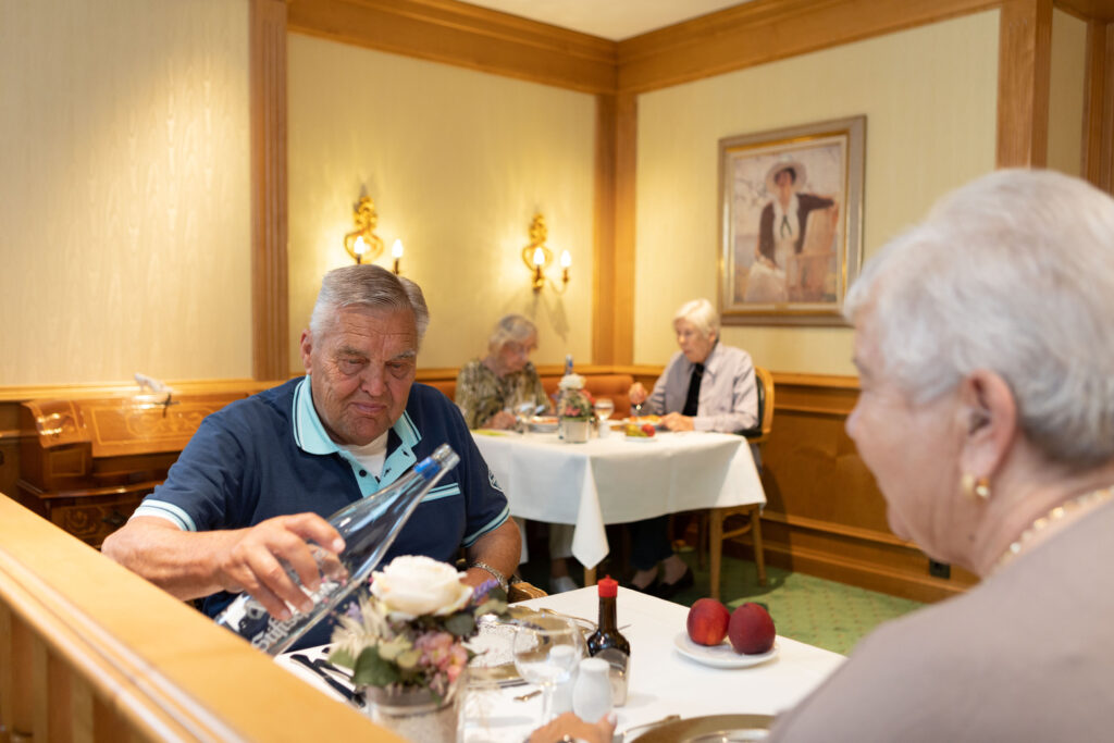 Ein Bewohner genießt im Restaurant der Residenz sein Mittagsmenü.
