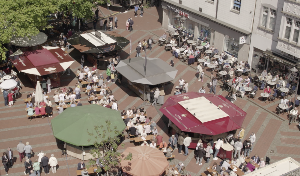 Der gut besuchte Marktplatz von Essen-Steele aus der Vogelperspektive im Rahmen des Weinfestes.