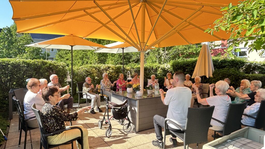 Stuhlgymnastik bei schönem Wetter auf der Dachterrasse.