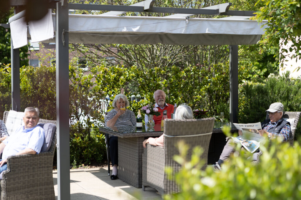 Einige Bewohner genießen das herrliche Sommerwetter auf der Dachterrasse.