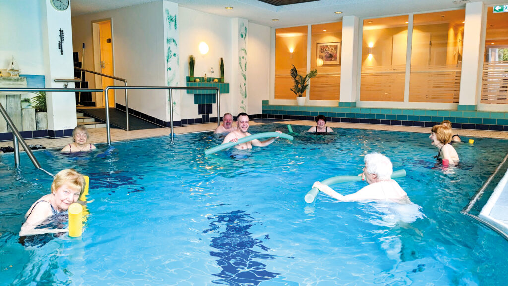 Fröhliche Stimmung bei der Aquagymnastik im hauseigenen Schwimmbad.
